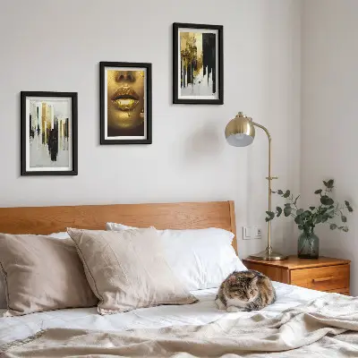 Set van ingelijste schilderijen met abstracte kunst en een vrouwenportret