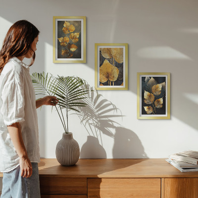 Gallery wall Bladeren in verschillende tinten geel op een donkere achtergrond.