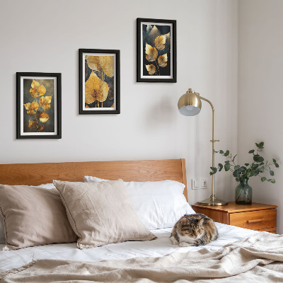 Gallery wall Bladeren in verschillende tinten geel op een donkere achtergrond.