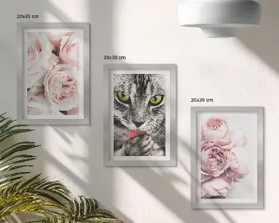 Set ingelijste schilderijen met een kat tussen roze rozen en pioenrozen