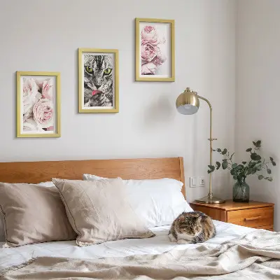 Set ingelijste schilderijen met een kat tussen roze rozen en pioenrozen