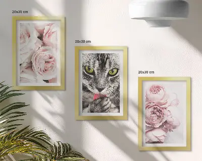 Set ingelijste schilderijen met een kat tussen roze rozen en pioenrozen