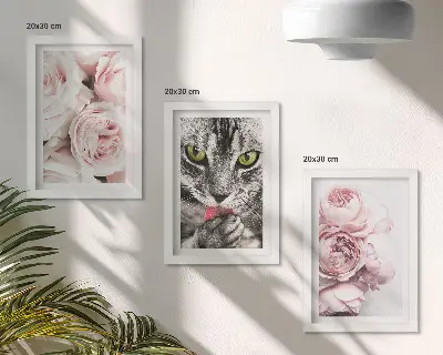 Set ingelijste schilderijen met een kat tussen roze rozen en pioenrozen