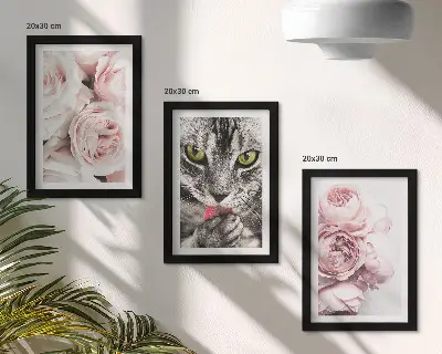 Set ingelijste schilderijen met een kat tussen roze rozen en pioenrozen