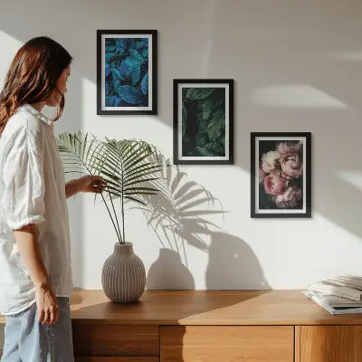 Set ingelijste schilderijen met bladeren en bloemen in verschillende kleuren