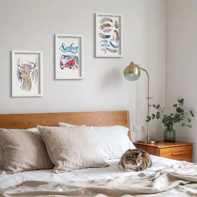 Gallery wall met hert met gewei en bloemen, vakantiebusje en veren