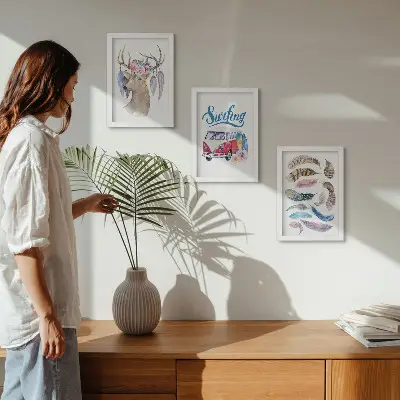 Gallery wall met hert met gewei en bloemen, vakantiebusje en veren