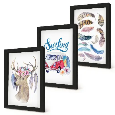 Gallery wall met hert met gewei en bloemen, vakantiebusje en veren