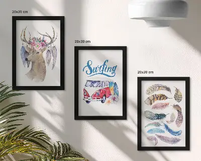 Gallery wall met hert met gewei en bloemen, vakantiebusje en veren