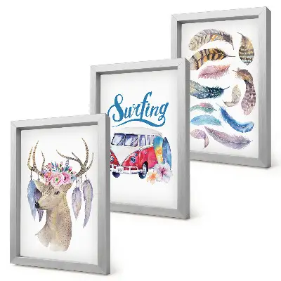 Gallery wall met hert met gewei en bloemen, vakantiebusje en veren