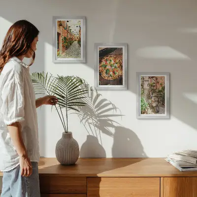 Set van ingelijste schilderijen met sfeervolle straatjes, planten en Italiaanse pizza