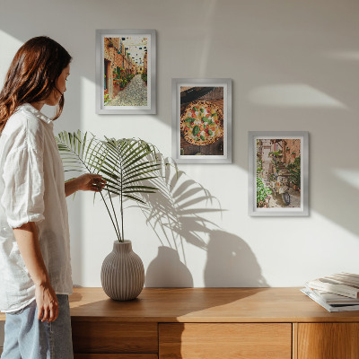 Set van ingelijste schilderijen Sfeervolle straatjes met planten en Italiaanse pizza.