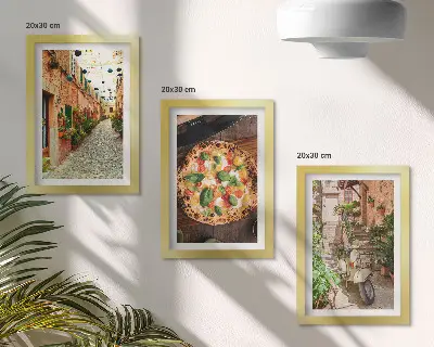 Set van ingelijste schilderijen met sfeervolle straatjes, planten en Italiaanse pizza