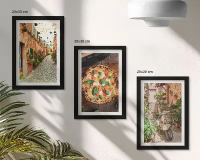 Set van ingelijste schilderijen met sfeervolle straatjes, planten en Italiaanse pizza