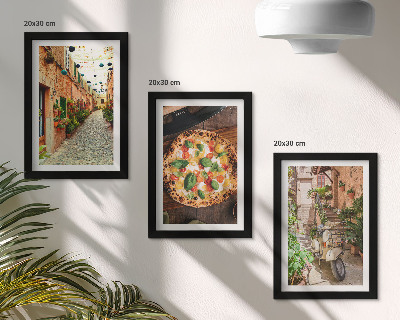 Set van ingelijste schilderijen Sfeervolle straatjes met planten en Italiaanse pizza.