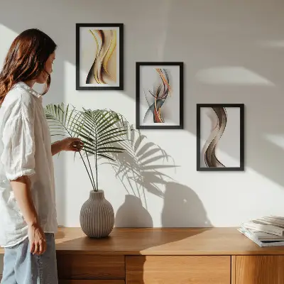 Gallery wall met golven in tinten geel, grijs en bruin