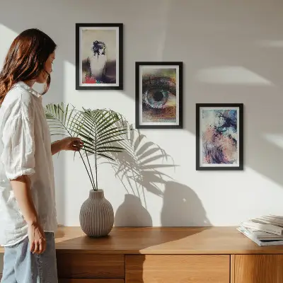 Set ingelijste schilderijen portret van een vrouwenoog in abstracte kleuren met emotionele uitstraling