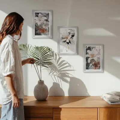 Set van ingelijste schilderijen met bloemen op een marmeren achtergrond in wit- en zwarttinten