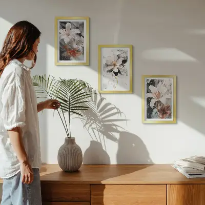 Set van ingelijste schilderijen met bloemen op een marmeren achtergrond in wit- en zwarttinten