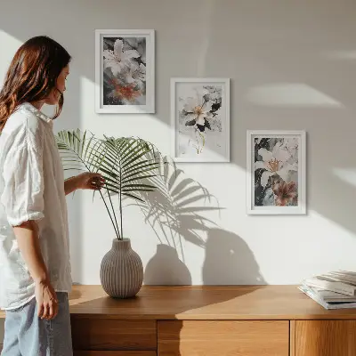 Set van ingelijste schilderijen met bloemen op een marmeren achtergrond in wit- en zwarttinten