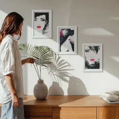 Set van ingelijste schilderijen met geschilderde portretten van vrouwen met expressieve lippen