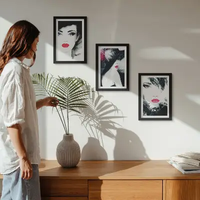 Set van ingelijste schilderijen met geschilderde portretten van vrouwen met expressieve lippen