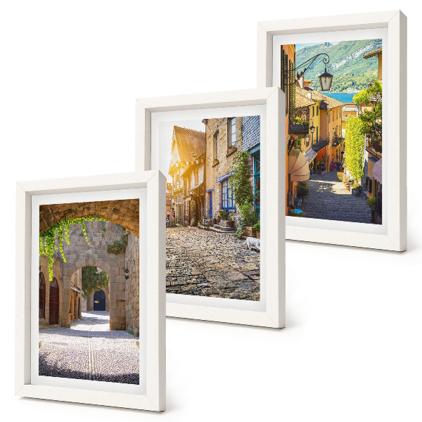Gallery wall Sfeervolle straatjes met stenen gebouwen en poorten.
