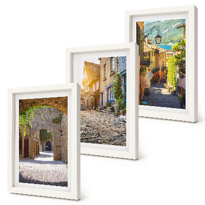 Gallery wall Sfeervolle straatjes met stenen gebouwen en poorten.
