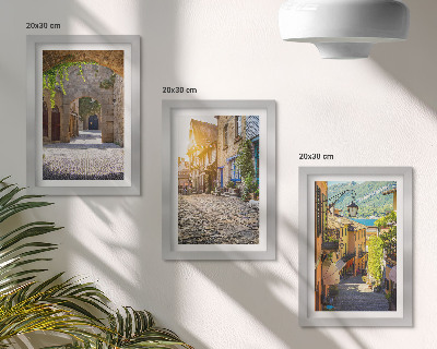 Gallery wall Sfeervolle straatjes met stenen gebouwen en poorten.