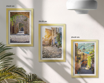 Gallery wall Sfeervolle straatjes met stenen gebouwen en poorten.