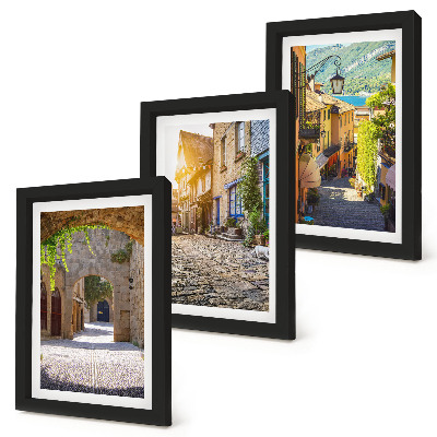 Gallery wall Sfeervolle straatjes met stenen gebouwen en poorten.