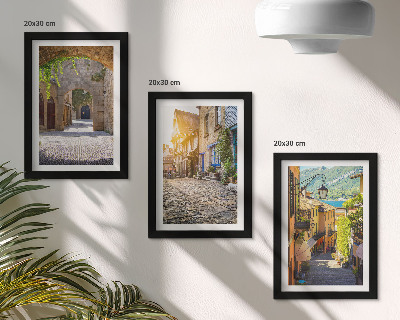 Gallery wall Sfeervolle straatjes met stenen gebouwen en poorten.