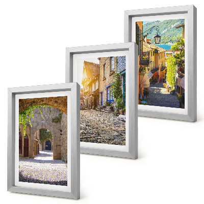 Gallery wall Sfeervolle straatjes met stenen gebouwen en poorten.