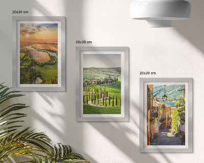 Set van ingelijste schilderijen Italiaanse landschappen met een rivier, heuvels en een stadsstraat.