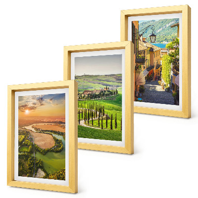 Set van ingelijste schilderijen Italiaanse landschappen met een rivier, heuvels en een stadsstraat.
