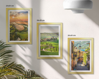 Set van ingelijste schilderijen Italiaanse landschappen met een rivier, heuvels en een stadsstraat.