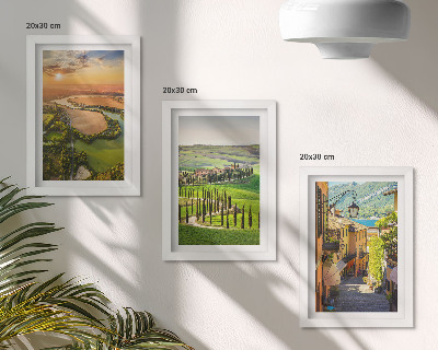 Set van ingelijste schilderijen Italiaanse landschappen met een rivier, heuvels en een stadsstraat.