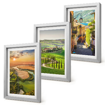 Set van ingelijste schilderijen Italiaanse landschappen met een rivier, heuvels en een stadsstraat.