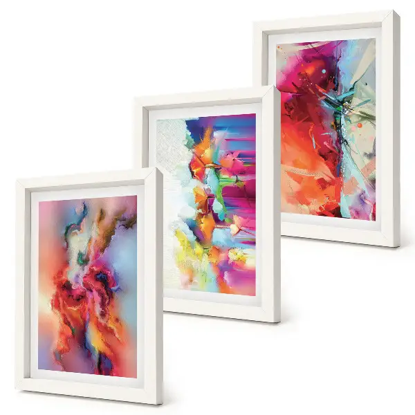 Gallery wall met een kleurrijke abstracte compositie van dynamische vormen en figuren