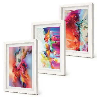 Gallery wall met een kleurrijke abstracte compositie van dynamische vormen en figuren