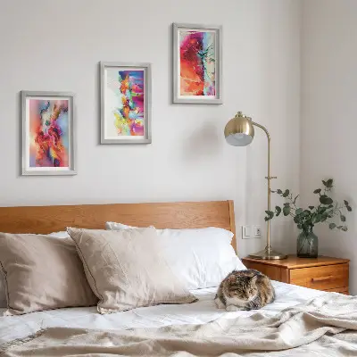 Gallery wall met een kleurrijke abstracte compositie van dynamische vormen en figuren