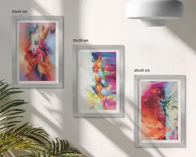 Gallery wall met een kleurrijke abstracte compositie van dynamische vormen en figuren