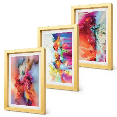 Gallery wall met een kleurrijke abstracte compositie van dynamische vormen en figuren