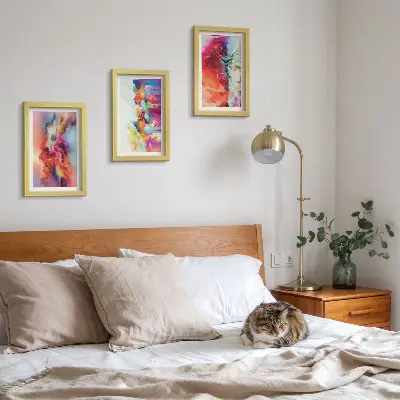 Gallery wall met een kleurrijke abstracte compositie van dynamische vormen en figuren