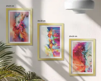 Gallery wall met een kleurrijke abstracte compositie van dynamische vormen en figuren