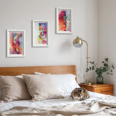 Gallery wall met een kleurrijke abstracte compositie van dynamische vormen en figuren