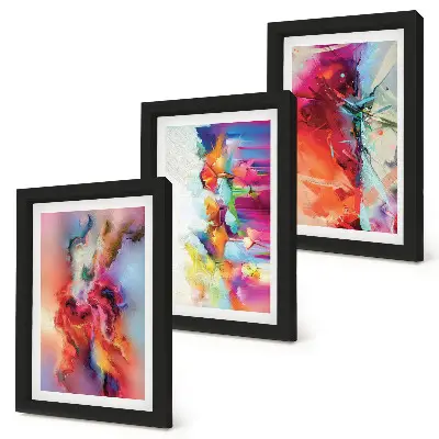 Gallery wall met een kleurrijke abstracte compositie van dynamische vormen en figuren