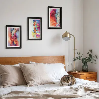 Gallery wall met een kleurrijke abstracte compositie van dynamische vormen en figuren