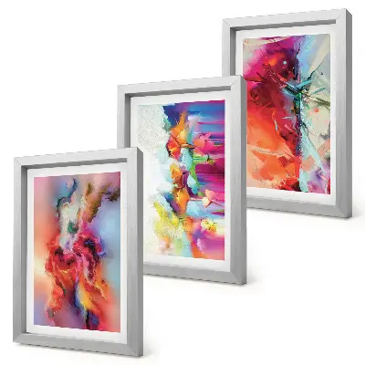 Gallery wall met een kleurrijke abstracte compositie van dynamische vormen en figuren