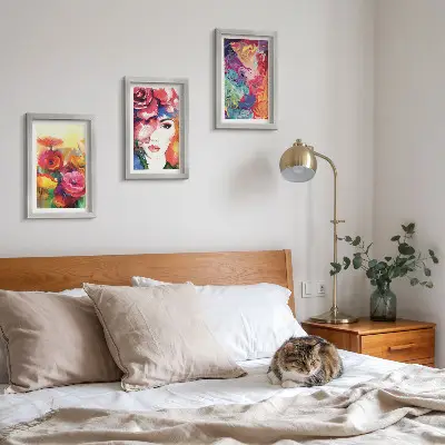 Set van ingelijste schilderijen met abstract portret van een vrouw in intense bloemkleuren